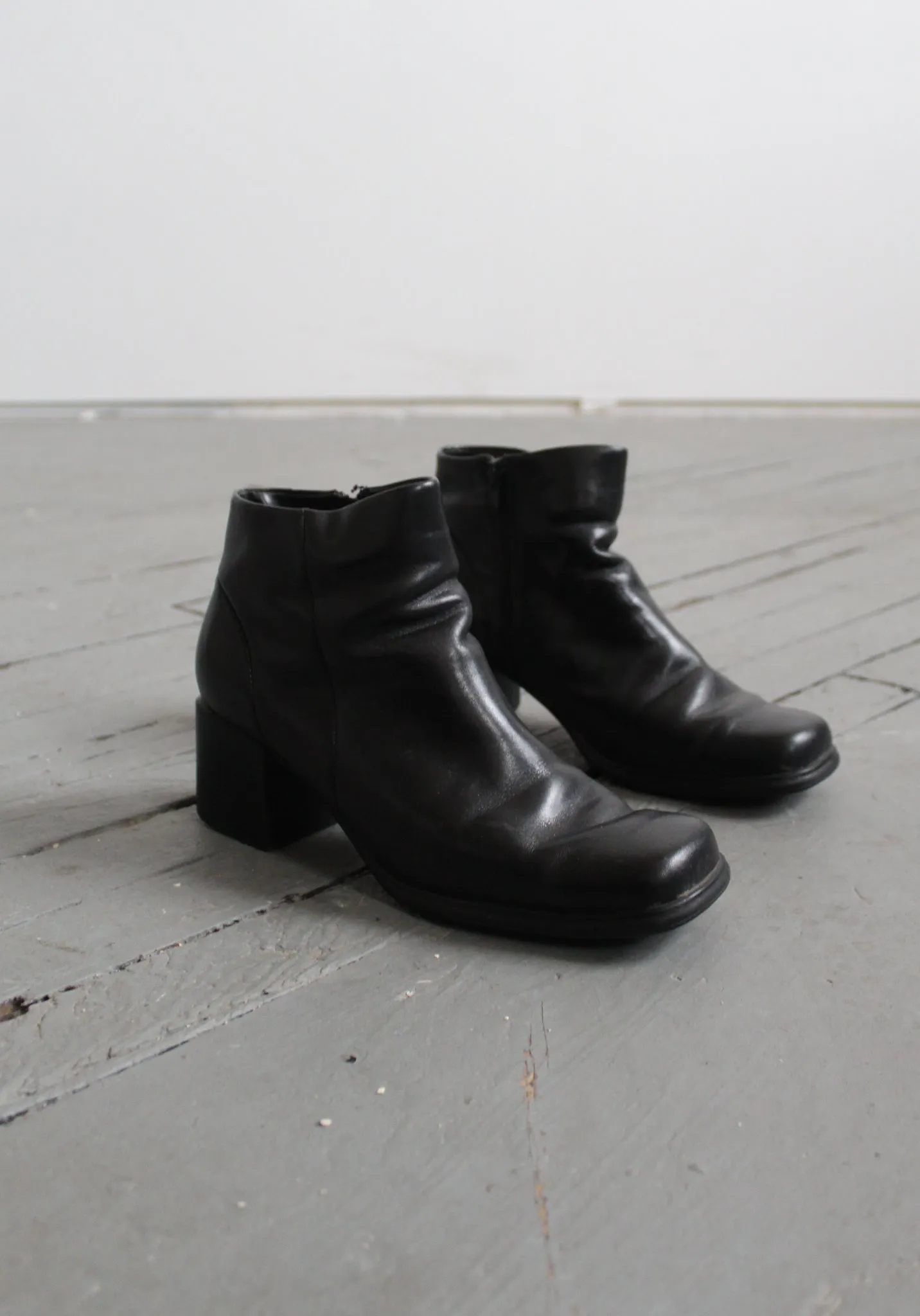 black leather ankle boots sz.8 1919 Vintage