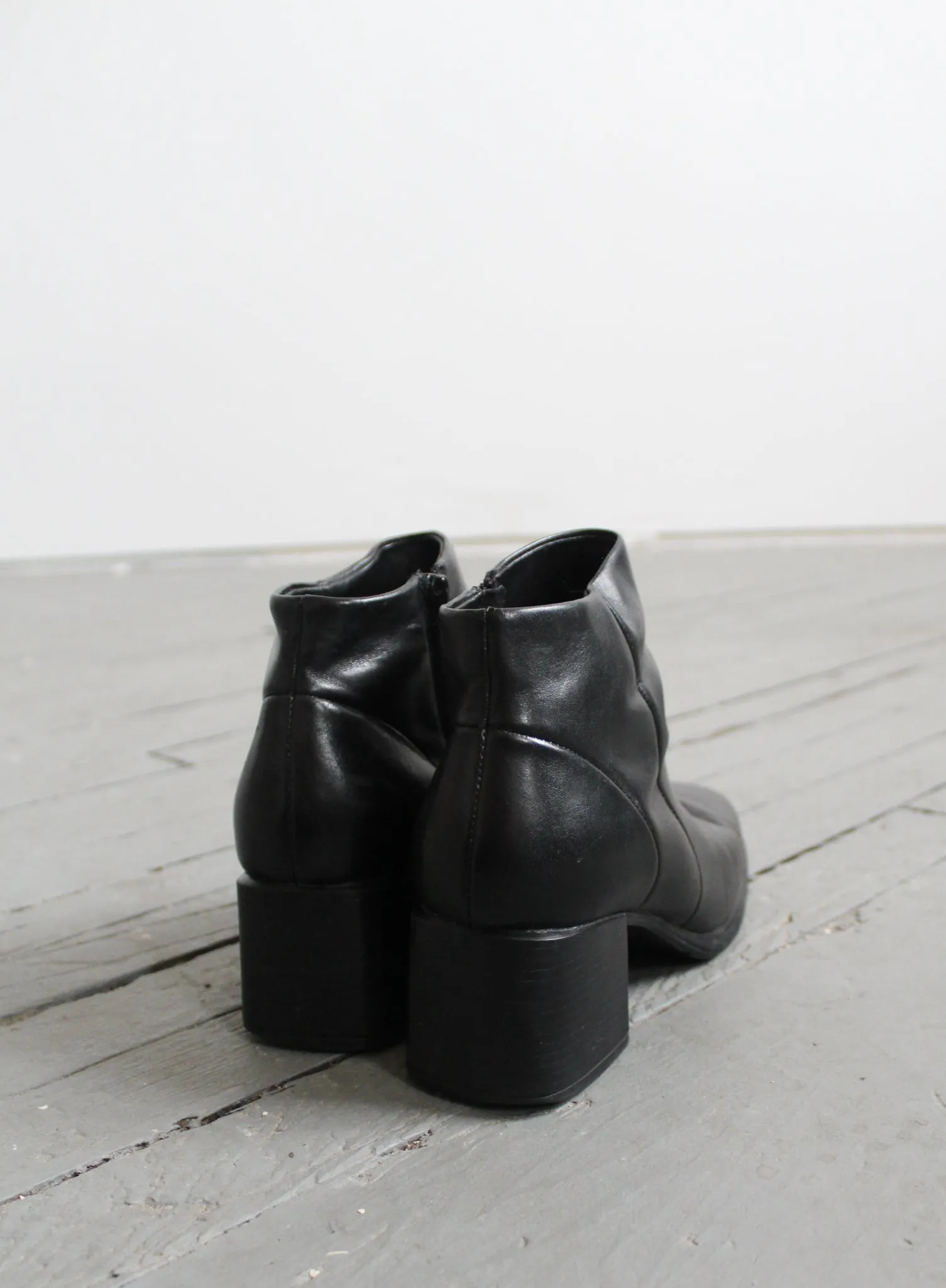 black leather ankle boots sz.8 1919 Vintage