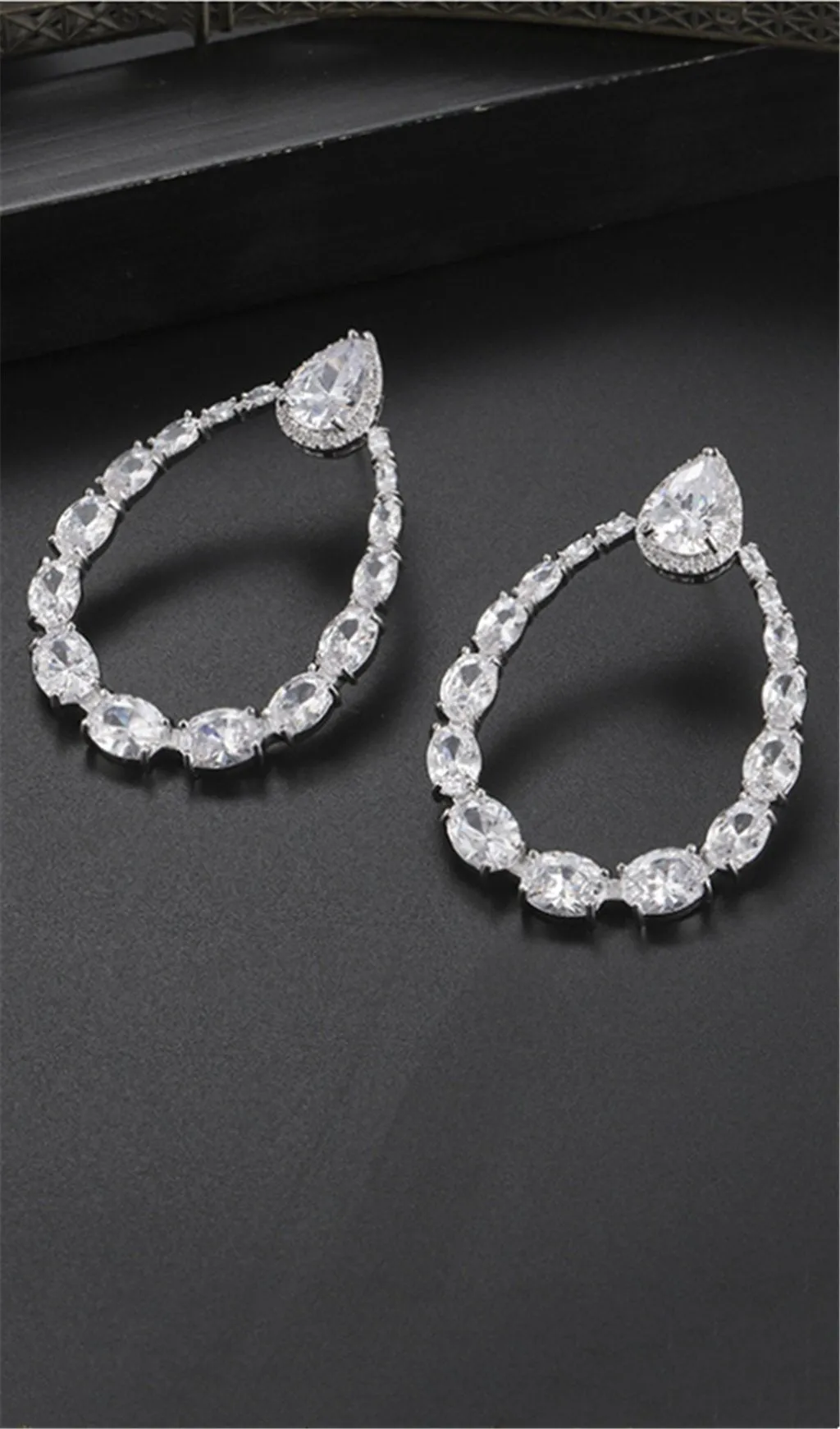 DROP-SHAPED ZIRCON EARRINGS Gloria Lanvin