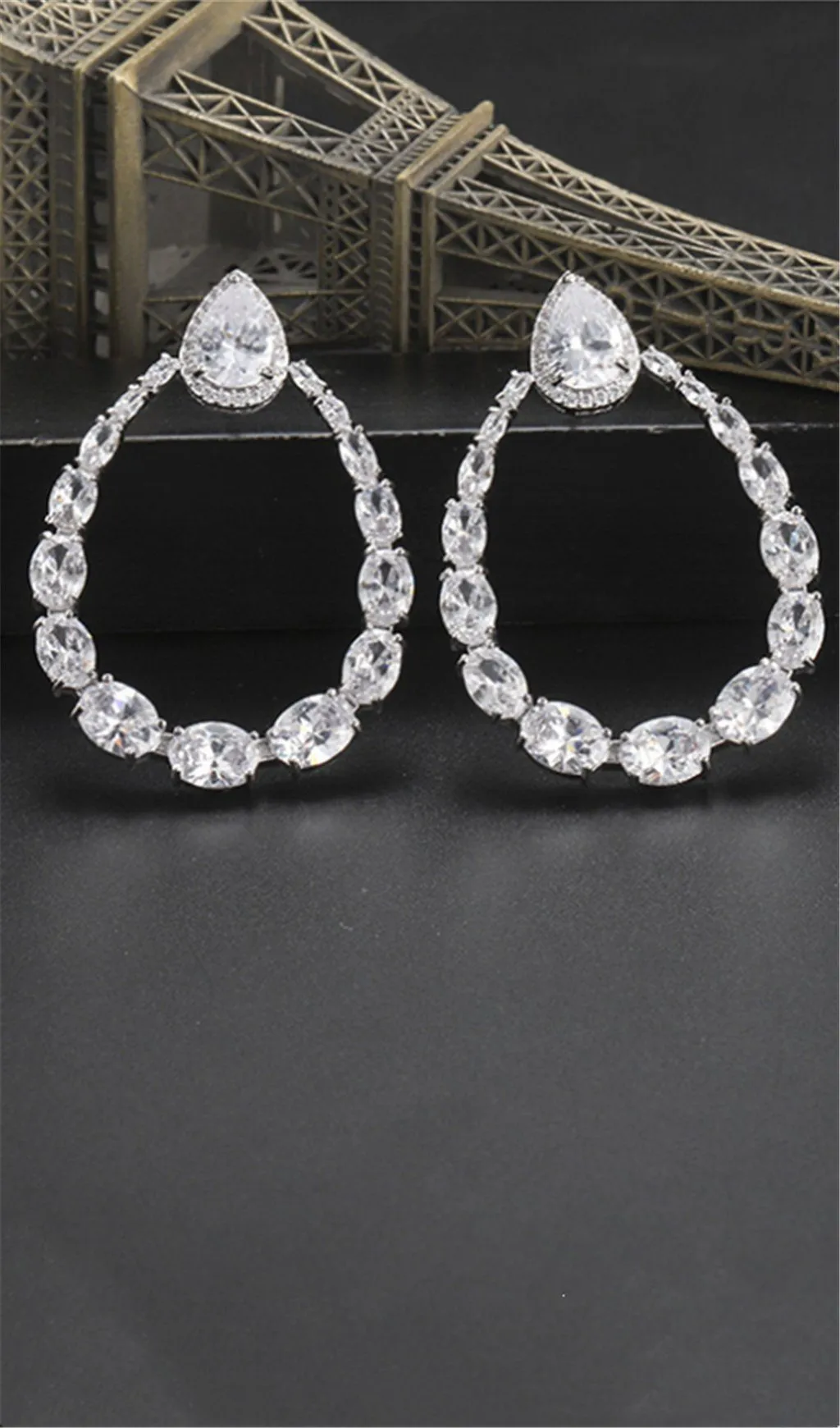 DROP-SHAPED ZIRCON EARRINGS Gloria Lanvin