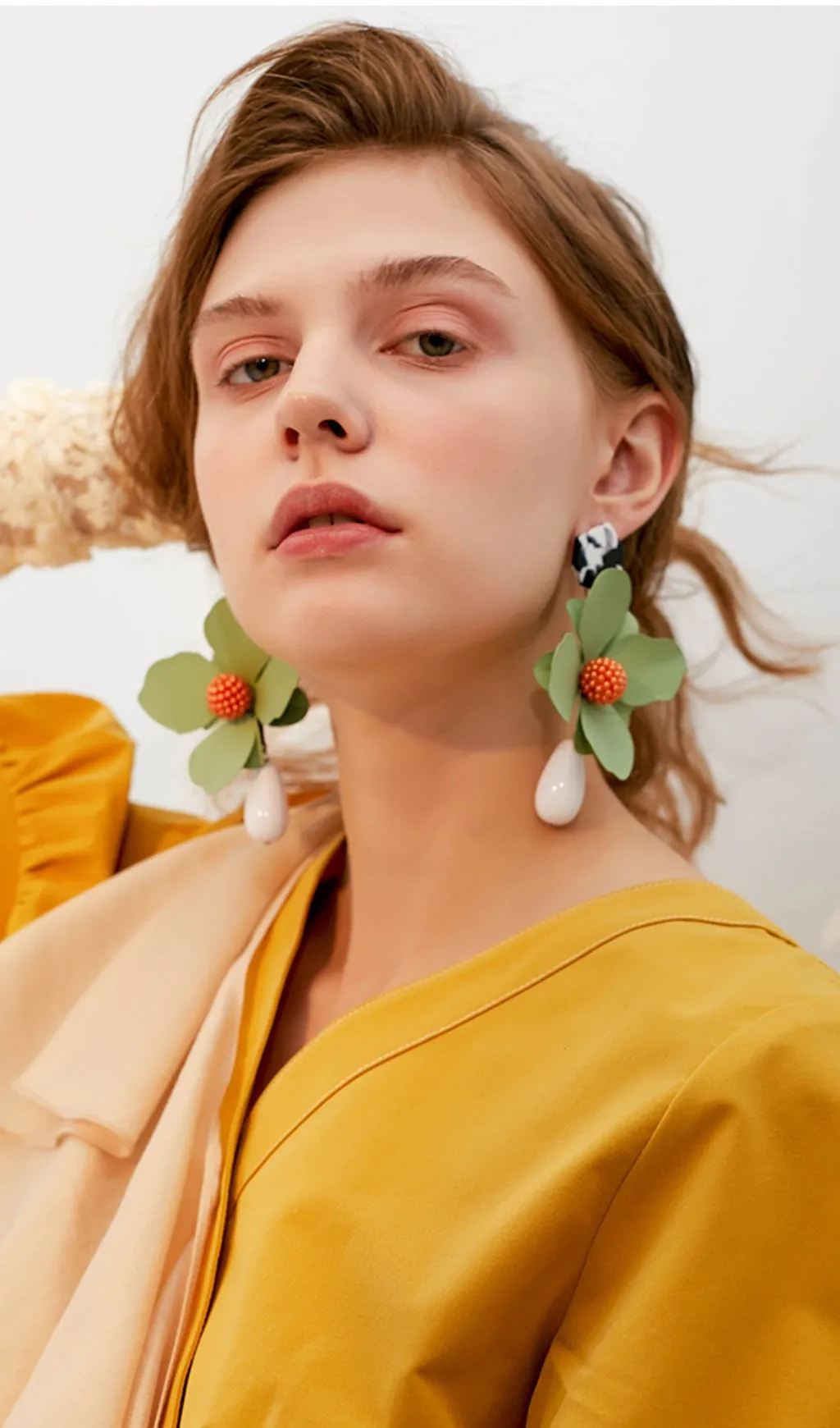 GREEN LARGE HOOP FLOWER PLASTIC EARRINGS Gloria Lanvin