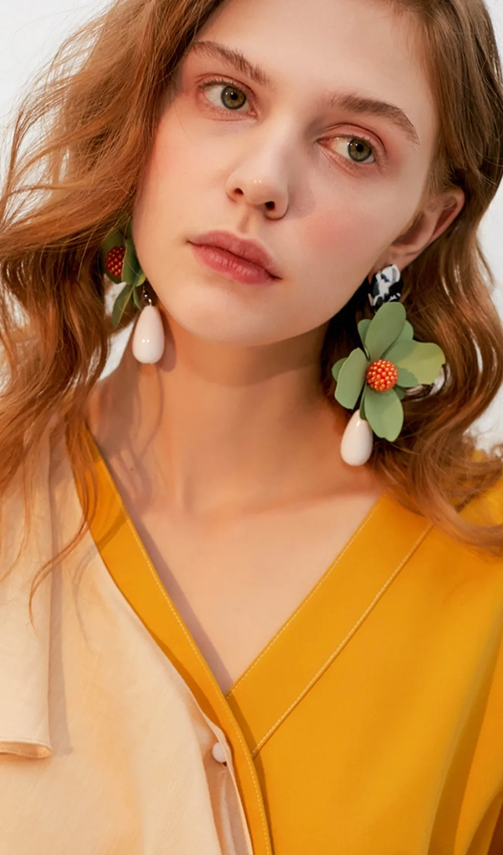 GREEN LARGE HOOP FLOWER PLASTIC EARRINGS Gloria Lanvin