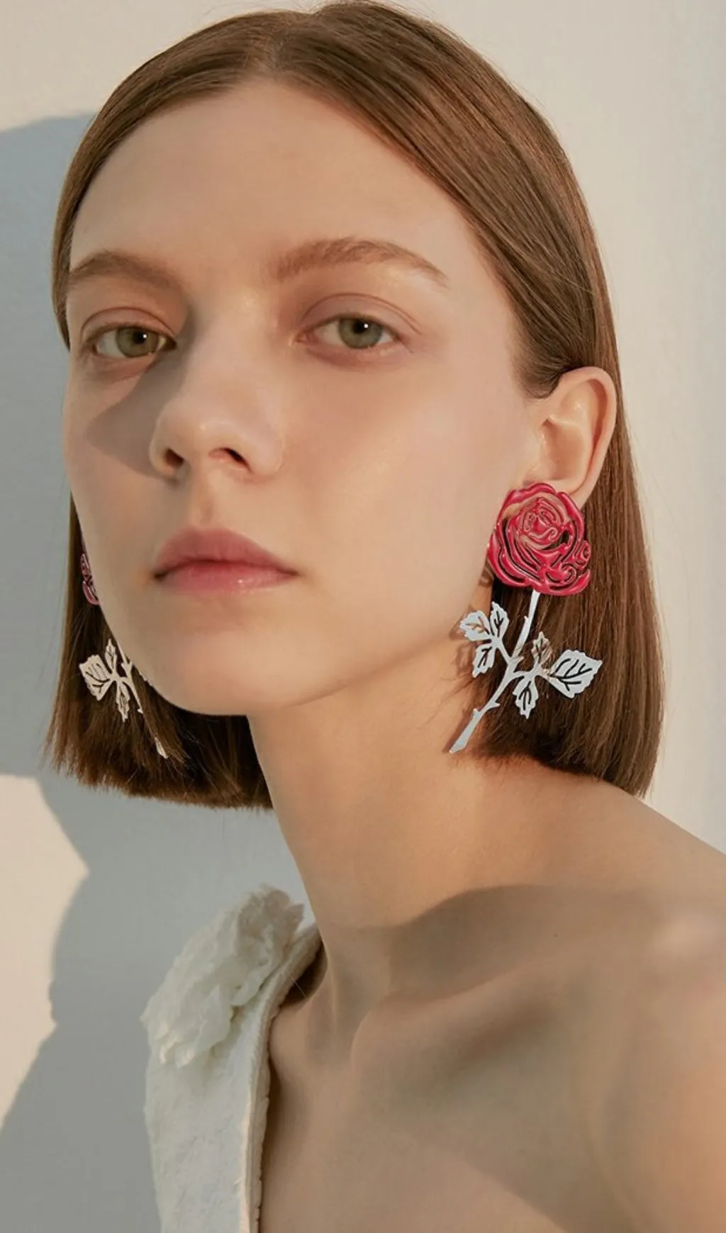 ROSE-COLORED HOLLOW FLOWER ALLOY EARRINGS Gloria Lanvin
