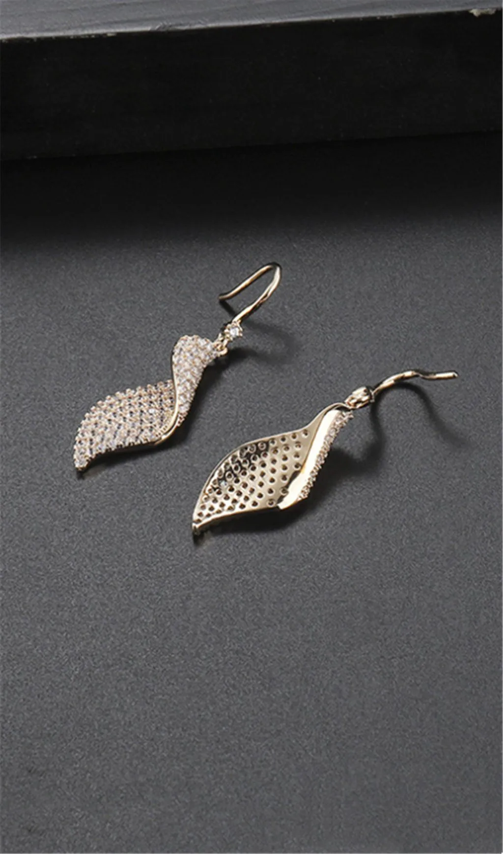 SPRIAL LONG ZIRCON EARRINGS Gloria Lanvin