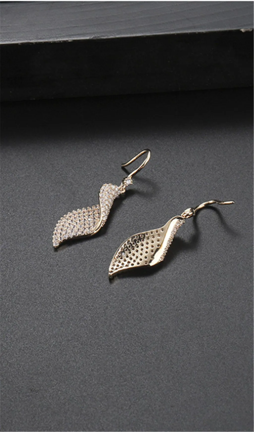 SPRIAL LONG ZIRCON EARRINGS Gloria Lanvin