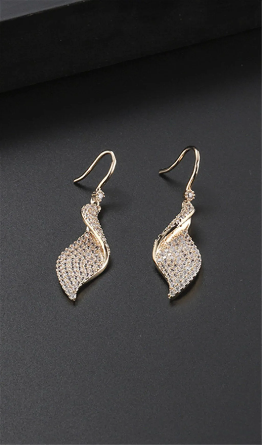 SPRIAL LONG ZIRCON EARRINGS Gloria Lanvin